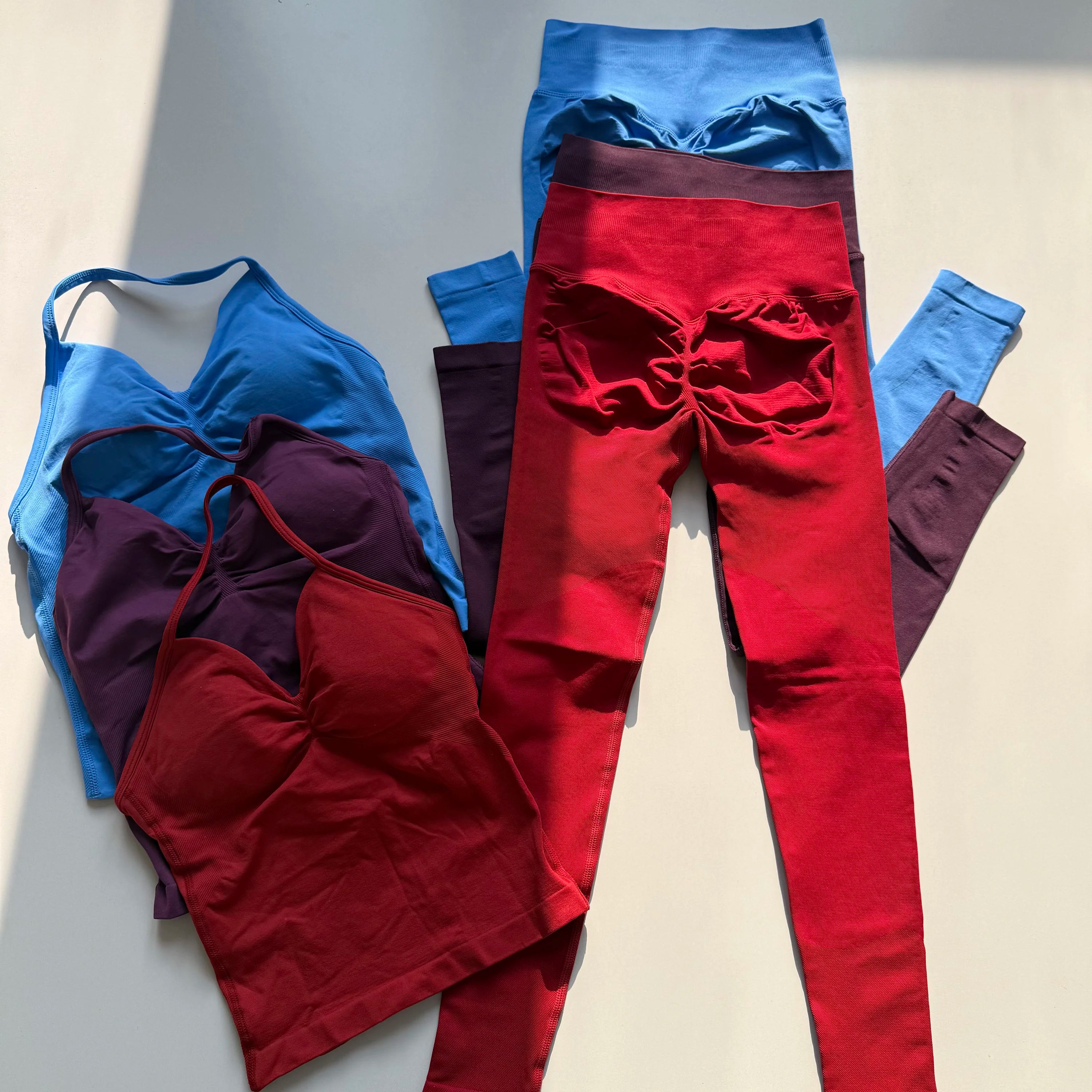 Conjunto Deportivo Atravex™ Mujer Seamless – Top Halter Espalda Abierta y Leggings Push-Up