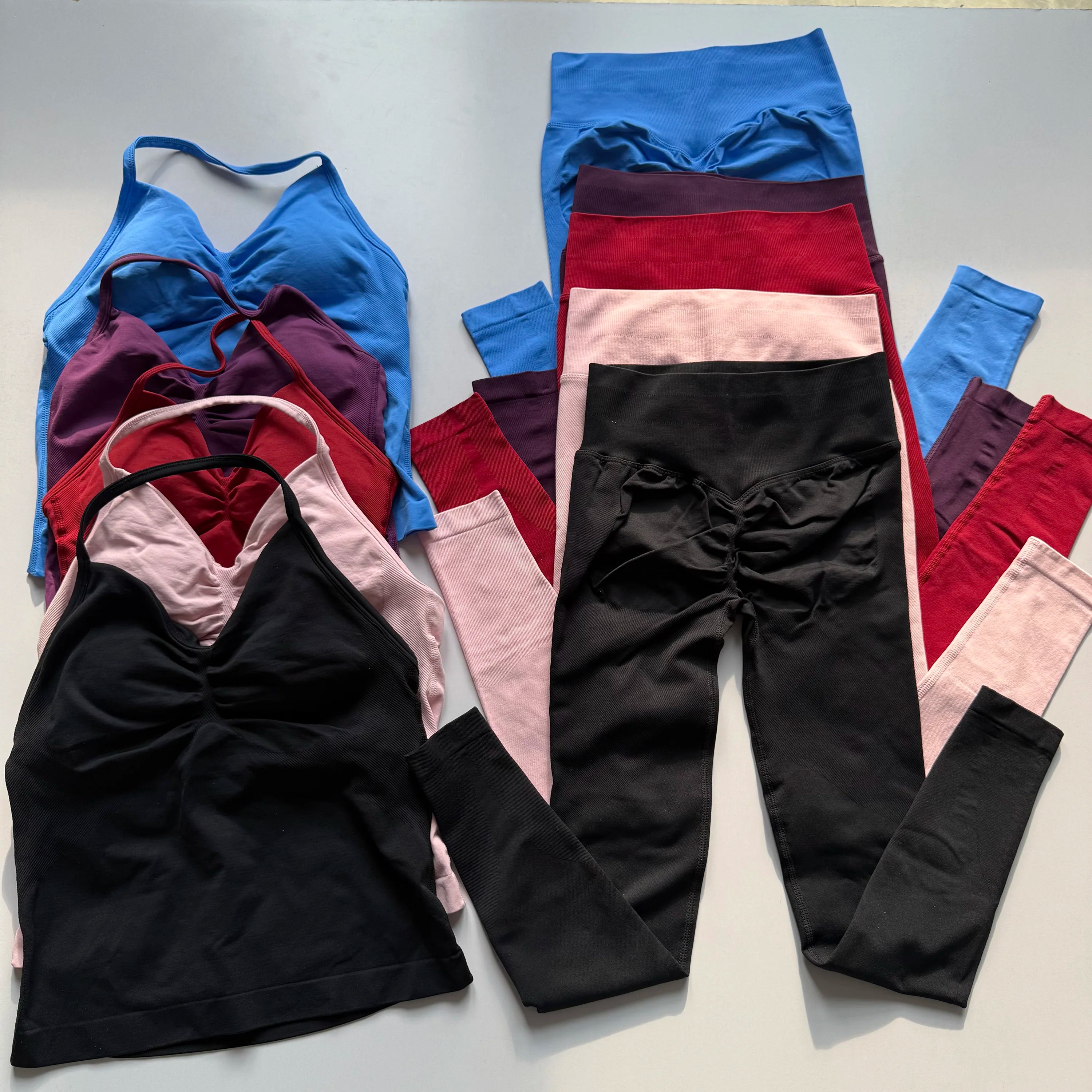 Conjunto Deportivo Atravex™ Mujer Seamless – Top Halter Espalda Abierta y Leggings Push-Up