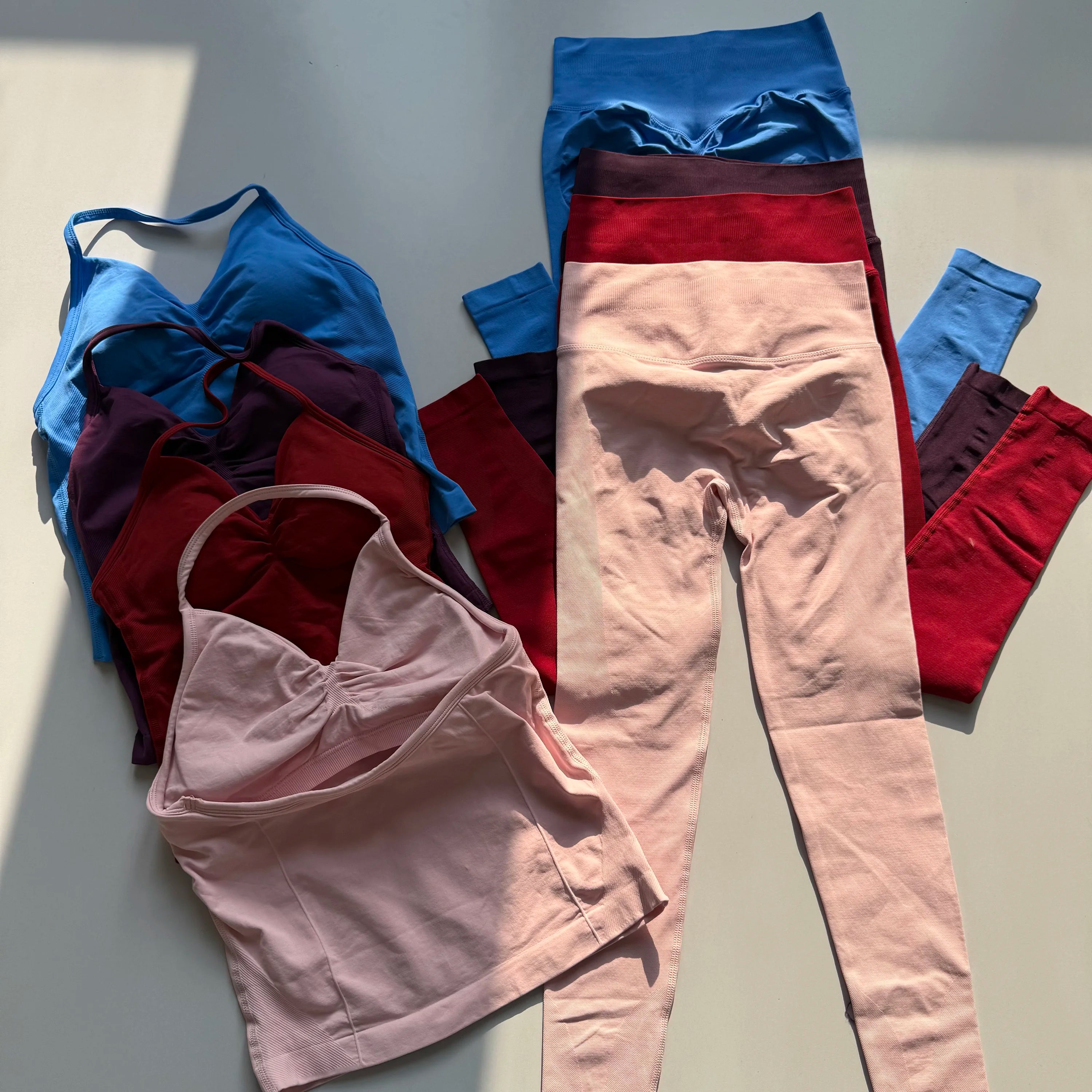 Conjunto Deportivo Atravex™ Mujer Seamless – Top Halter Espalda Abierta y Leggings Push-Up