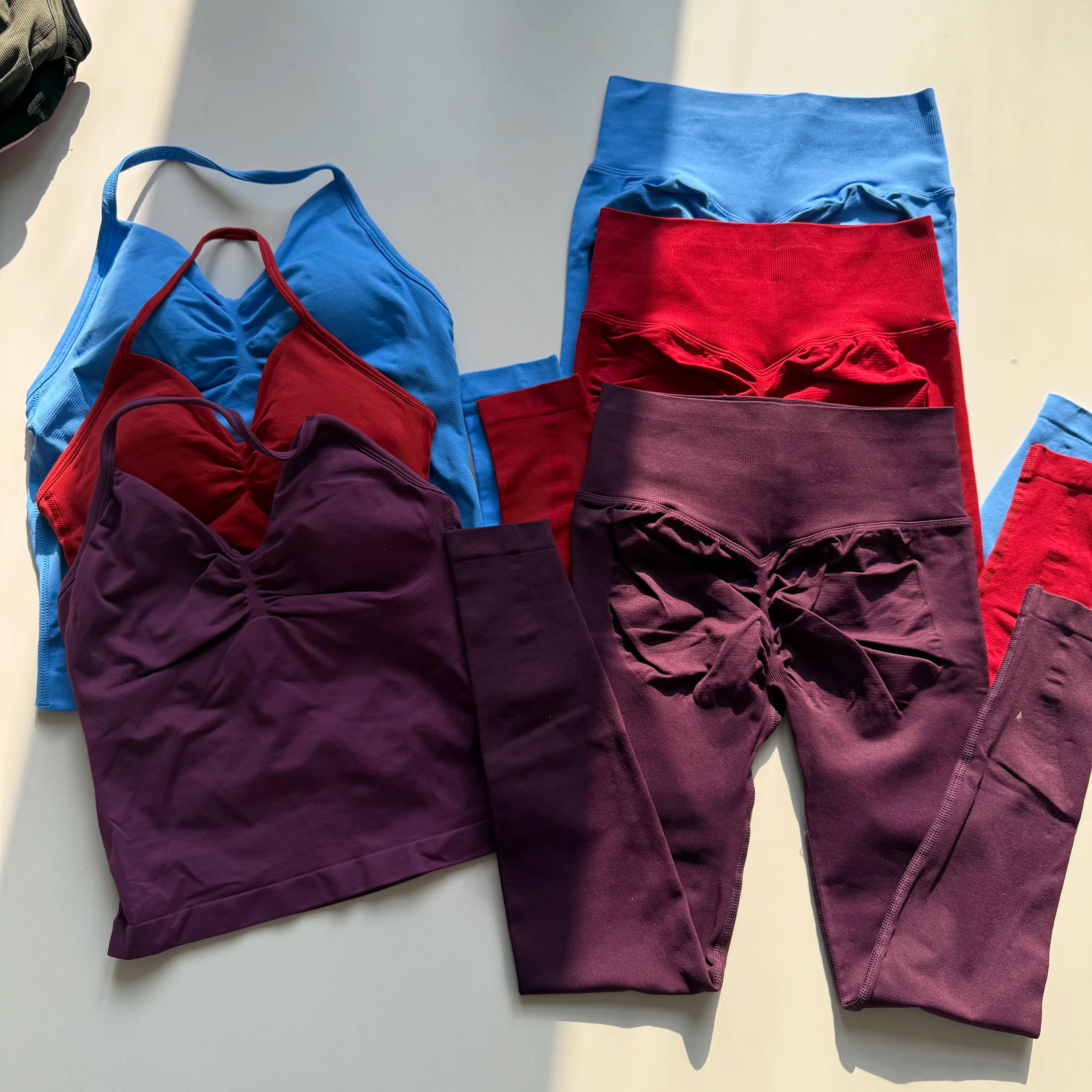 Conjunto Deportivo Atravex™ Mujer Seamless – Top Halter Espalda Abierta y Leggings Push-Up