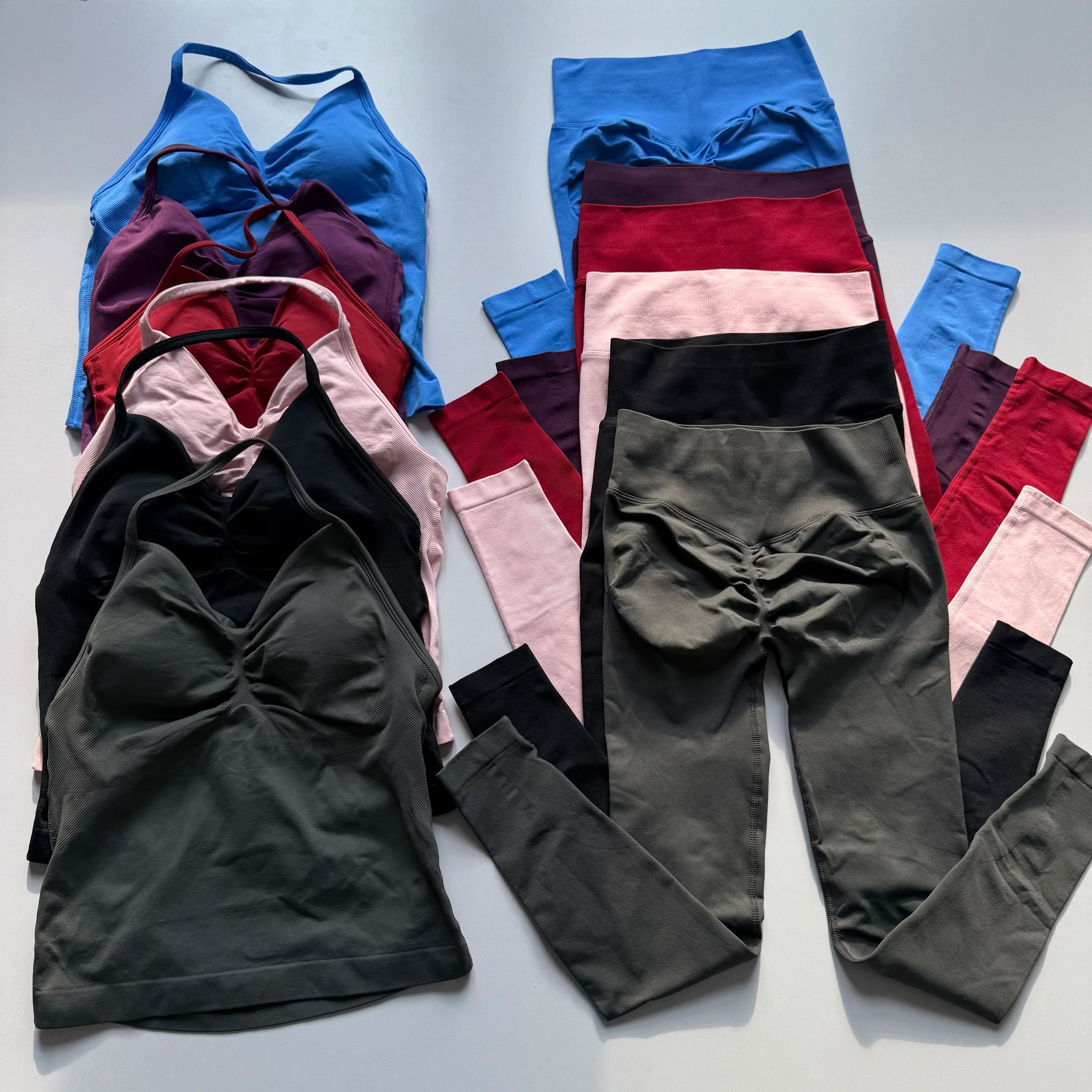 Conjunto Deportivo Atravex™ Mujer Seamless – Top Halter Espalda Abierta y Leggings Push-Up