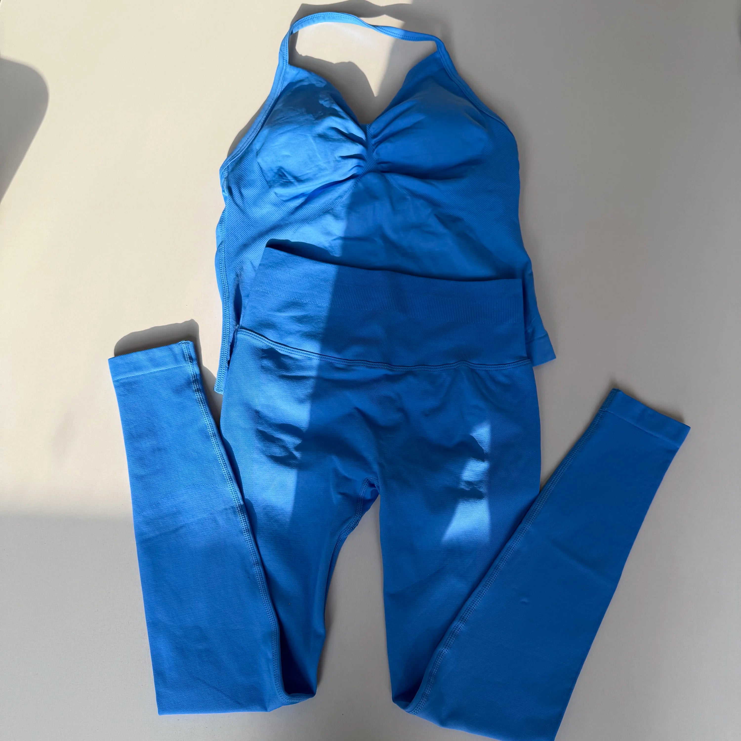 Conjunto Deportivo Atravex™ Mujer Seamless – Top Halter Espalda Abierta y Leggings Push-Up