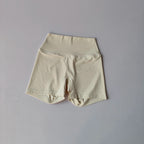 Conjunto Halter Seamless Atravex™ con Shorts Cintura Alta Acanalados – Definición y Soporte en Movimiento