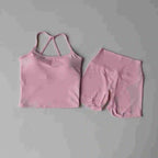 Conjunto Halter Seamless Atravex™ con Shorts Cintura Alta Acanalados – Definición y Soporte en Movimiento